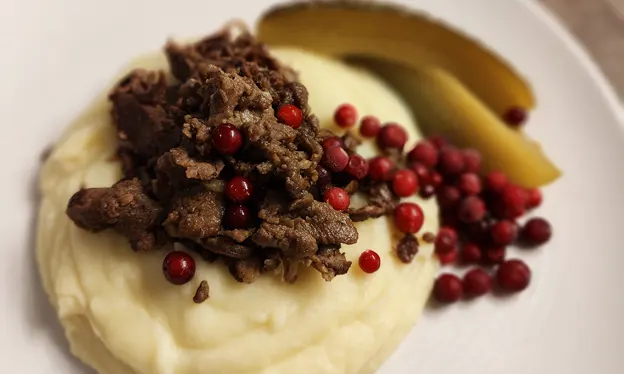 Sautéed reindeer with mashed potatoes and lingonberries